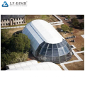 Marco espacial de gran tramo con edificio de techo de cúpula de vidrio